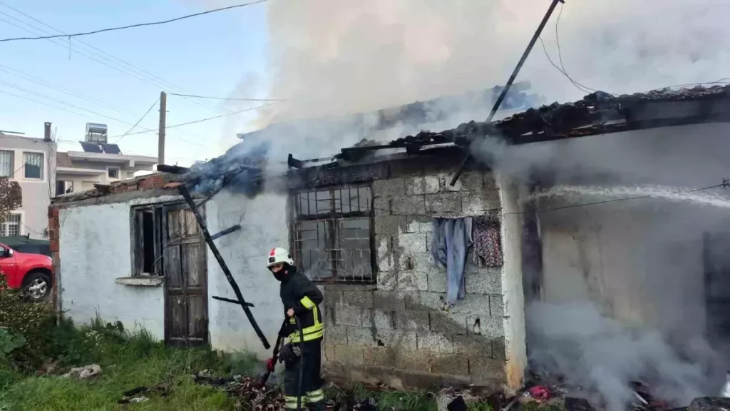 Fethiye’de Müstehcen Bir Ev Yangını: 1 Yaralı ve Büyük Zarar