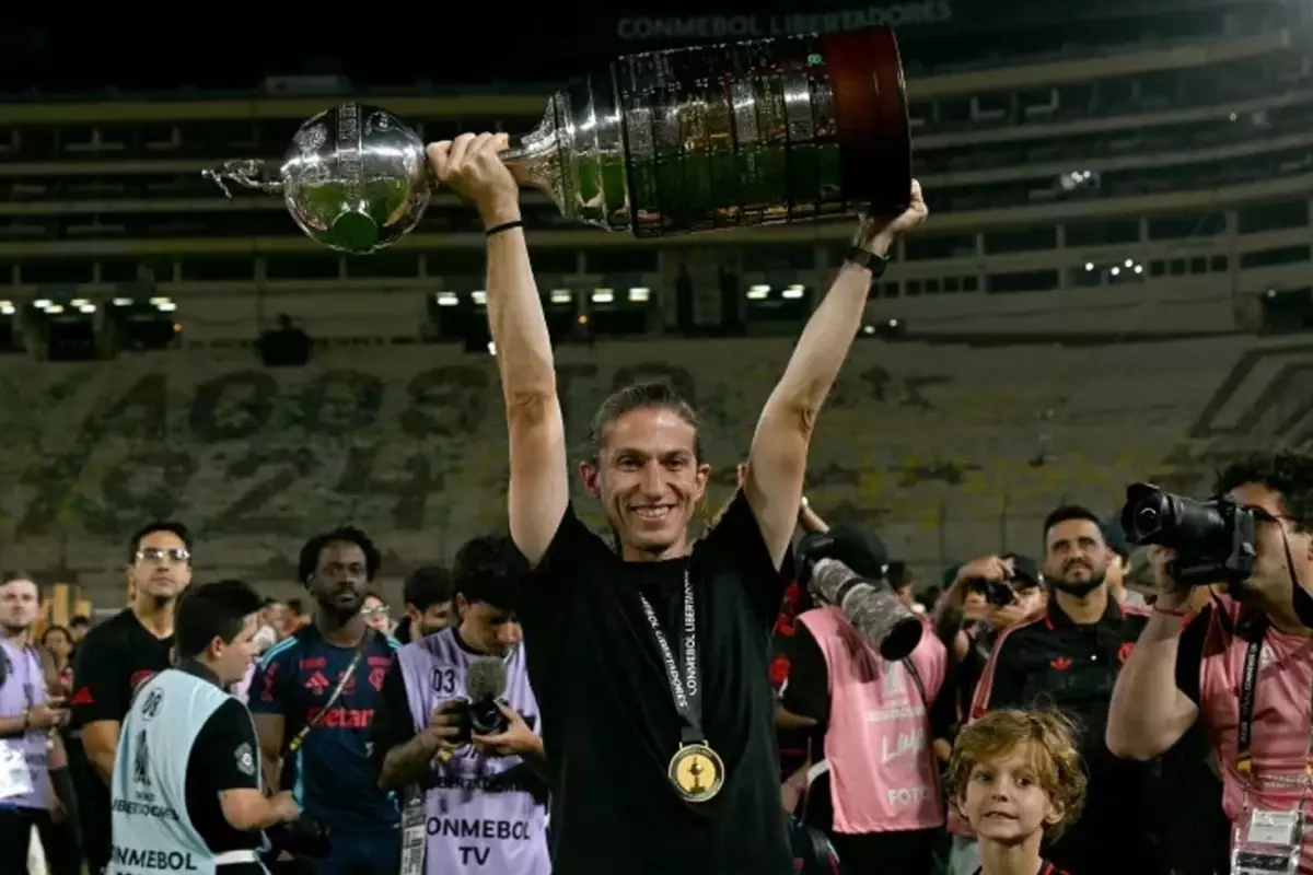 Filipe Luis, bir yılda tam beş kupa kazandı