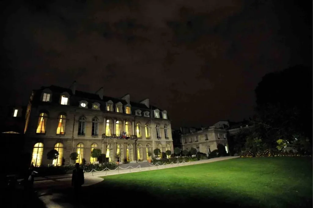 Elysee Sarayı’nda Şok Hırsızlık: 100’den Fazla Porselen Parçası Çalındı!