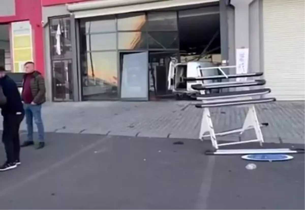 Diyarbakır’da Fren Yerine Gaza Basınca İş Yerine Daldı, Sürücü Hastaneye Kaldırıldı