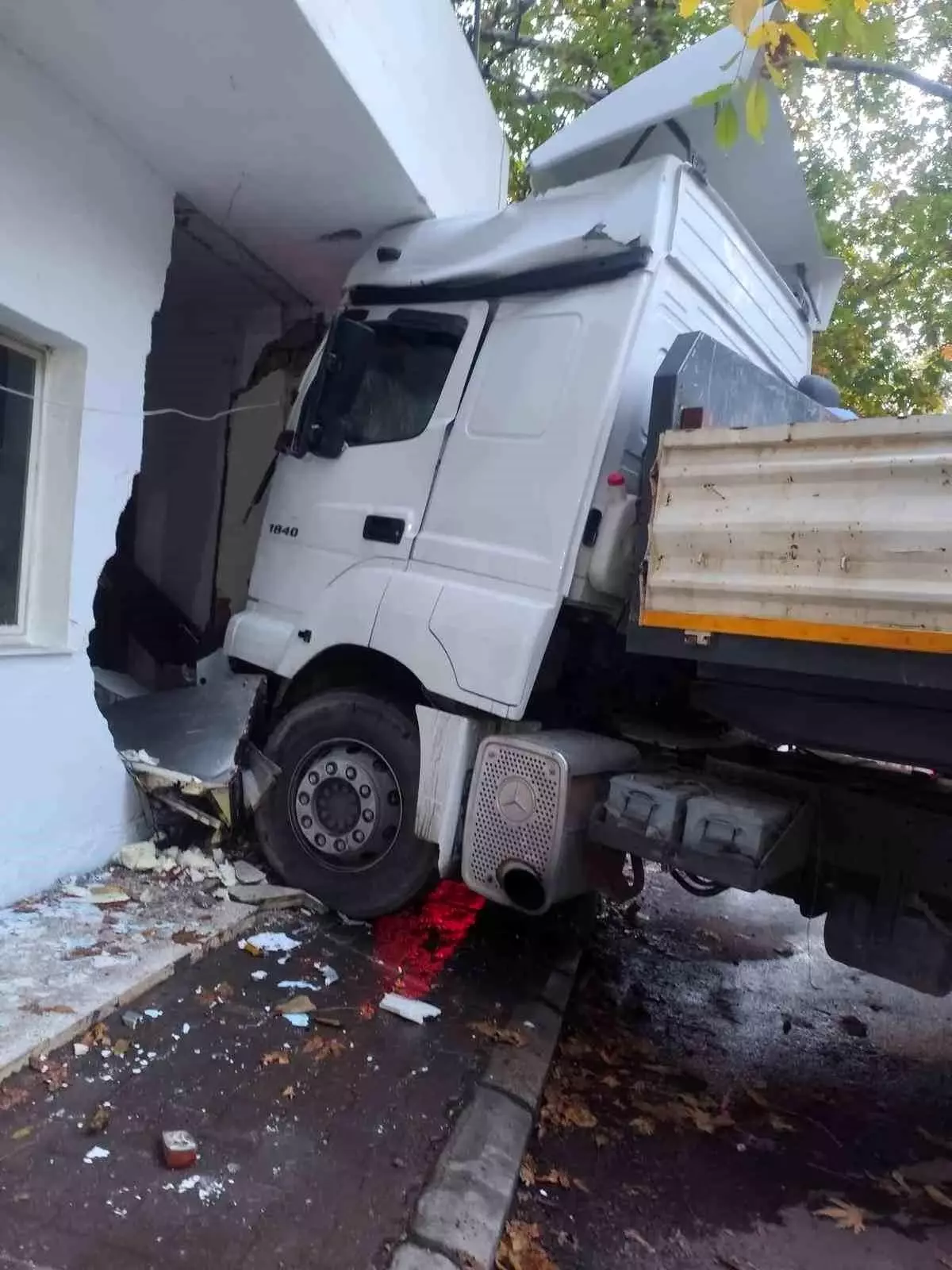 Erdemli’de Freni Boşalan Tır 5 Keçiyi Öldürdü, Araç ve Fırın Büyük Zarar Gördü