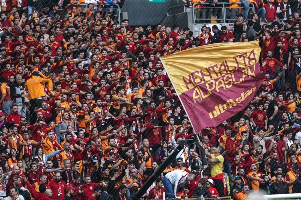Galatasaraylı Taraftarlar 3-2 Kazanılan Maçta Yıldız Oyuncuyu Islıkla Karşıladı