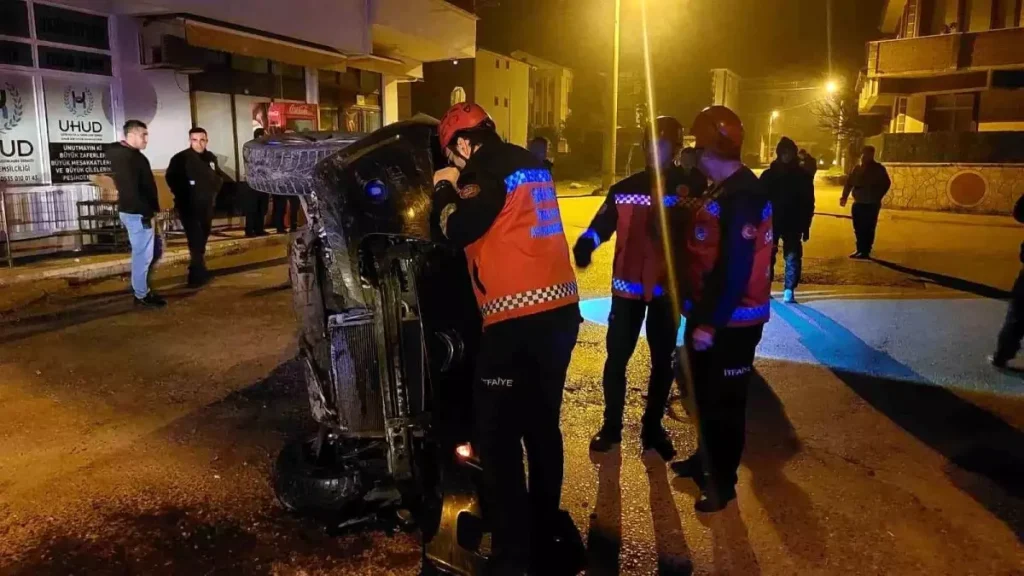 Akyazı’da Gaz Pedalı Takılı Kaldı, Otomobil Beton Çite Çarparak Yan Yattı