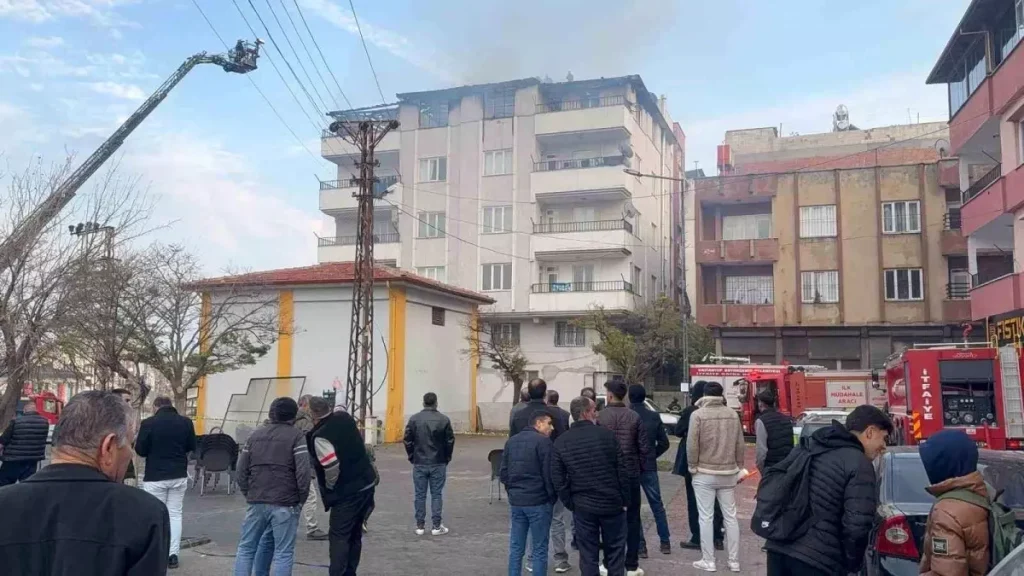 Gaziantep’te 4 Katlı Apartmanın Terasında Çıkan Yangın Panik Yarattı