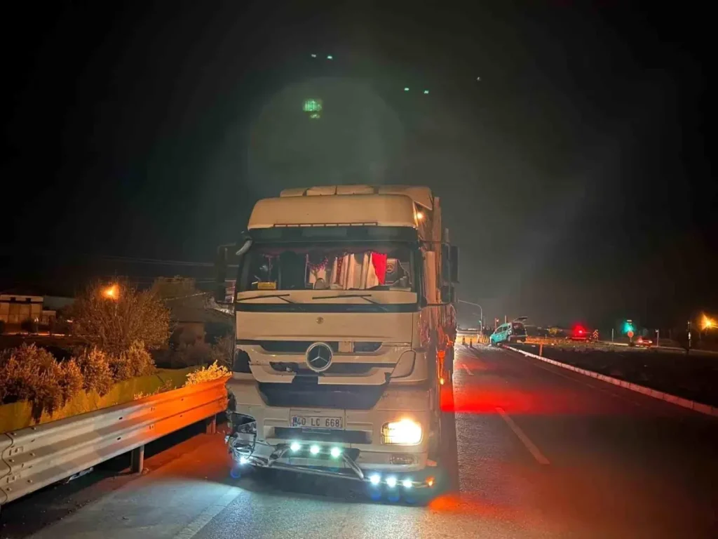 Gaziantep’te Tır ile Hafif Ticari Araç Çarpıştı
