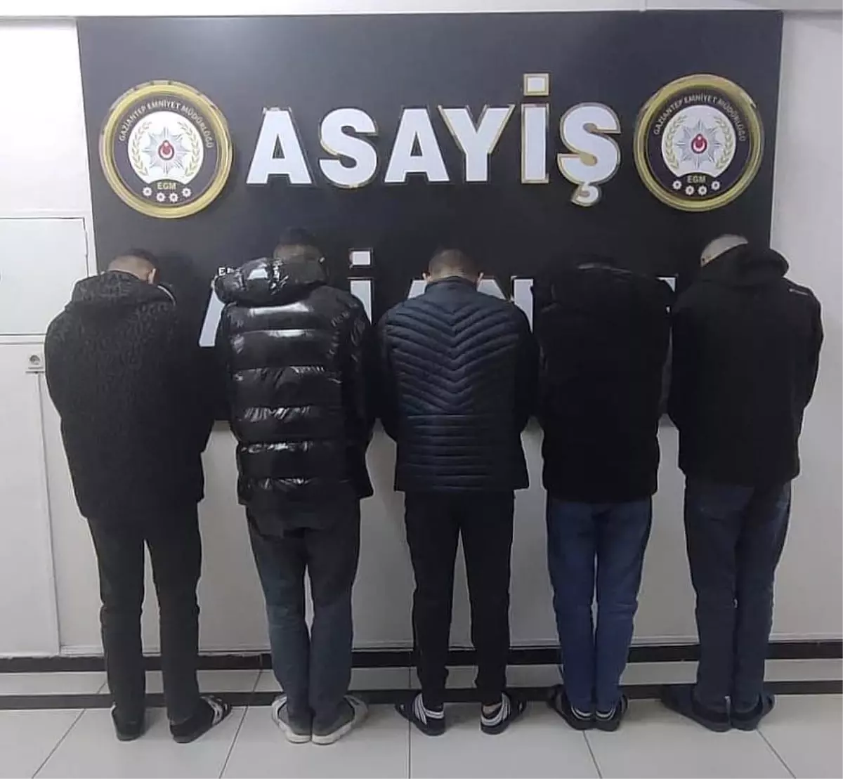 Gaziantep’te Silahlı Operasyon: 5 Şahıs Yakalandı, Ruhsatsız Tabanca ve Uyuşturucu Ele Geçirildi