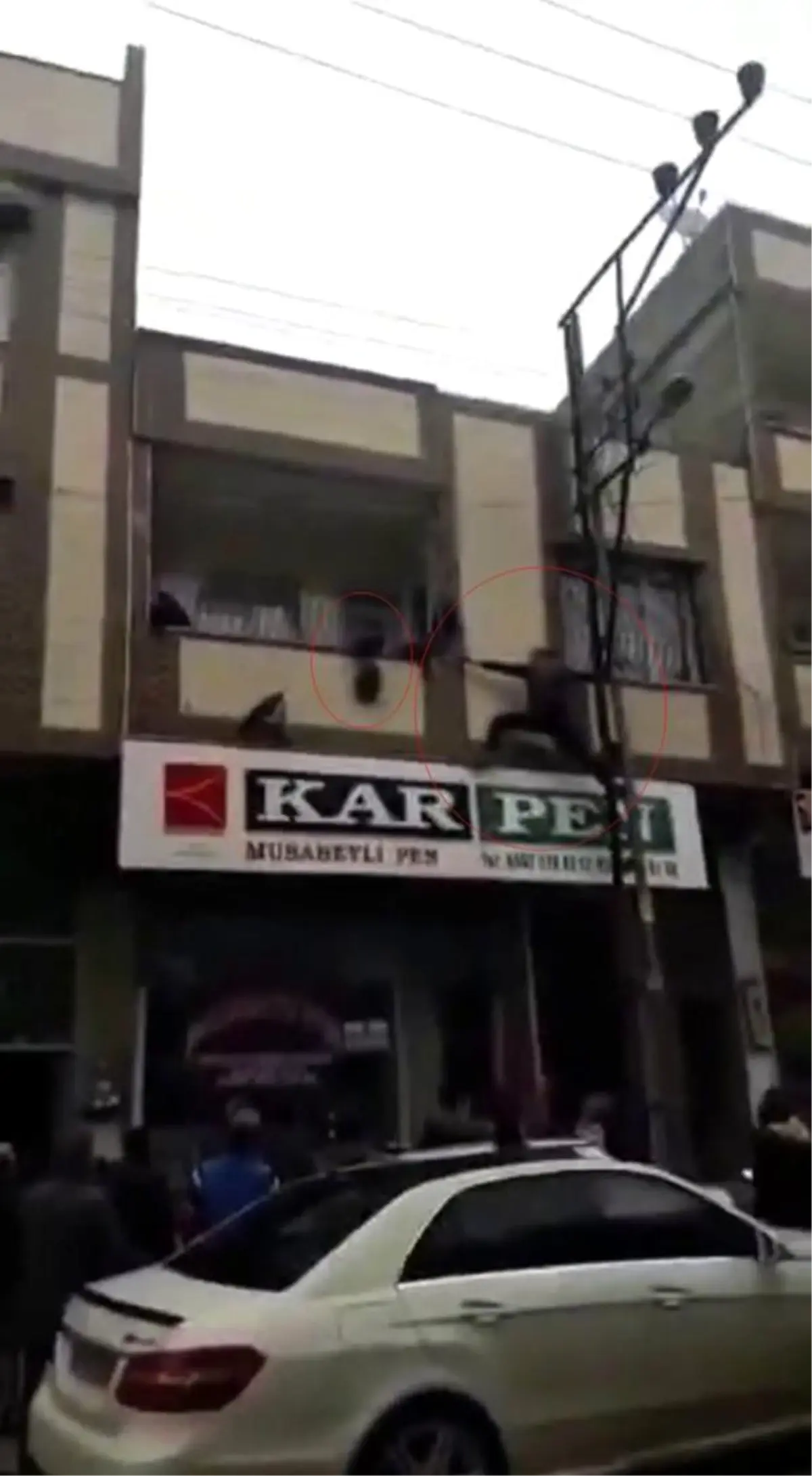 Balkon demirlerine asılı kalan çocuğu sokaktaki kahraman kurtardı