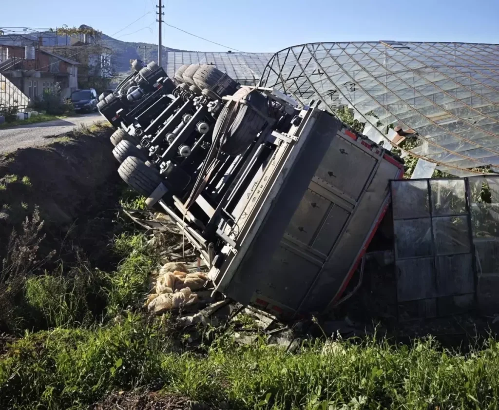 Gazipaşa’da Kamyon Devrildi, Sürücü Yaralandı – Jandarma İncelemesi Başladı