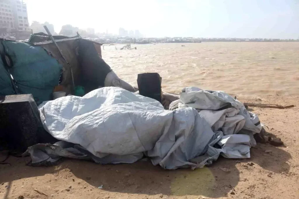 Gazze’de Fırtına Filistinlilerin Çadırlarını Yıktı