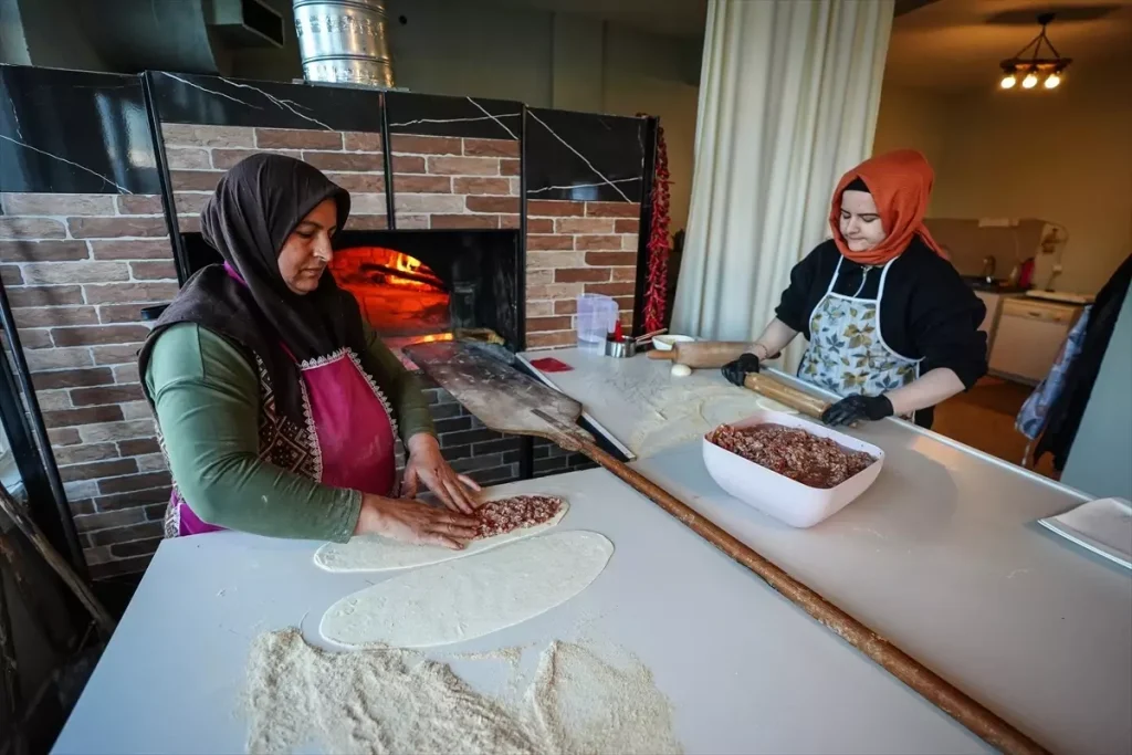 Anne‑kızın İnegöl’ü Lezzetle Buluşturduğu Pide Salonu Açıldı