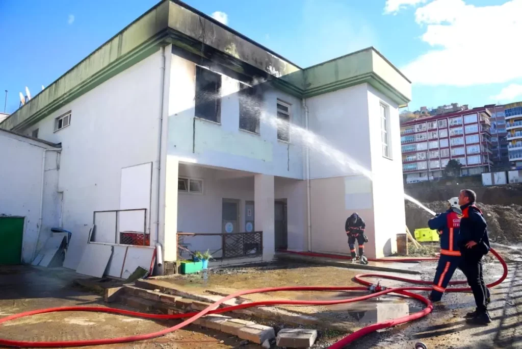 Gençlik merkezi çıkan yangında kullanılamaz hale geldi