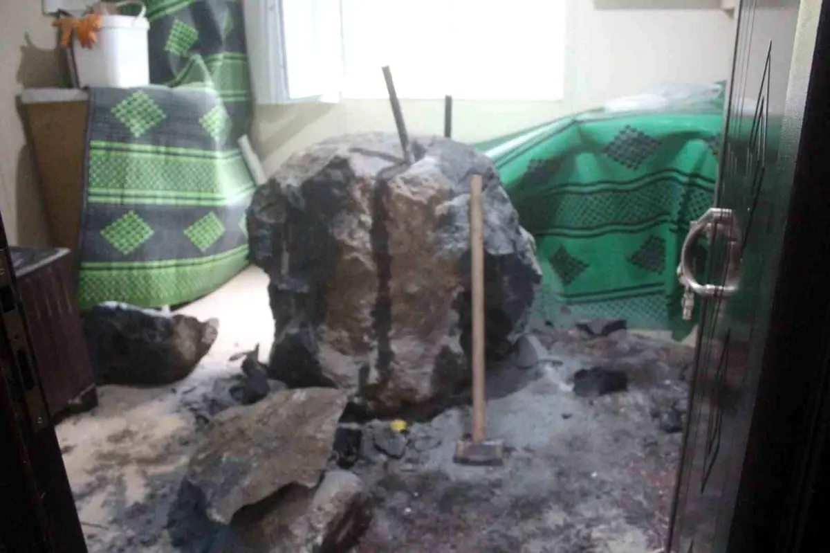 Görele’de Kaya Parçası Eve Girdi, Facia Önlenmiş