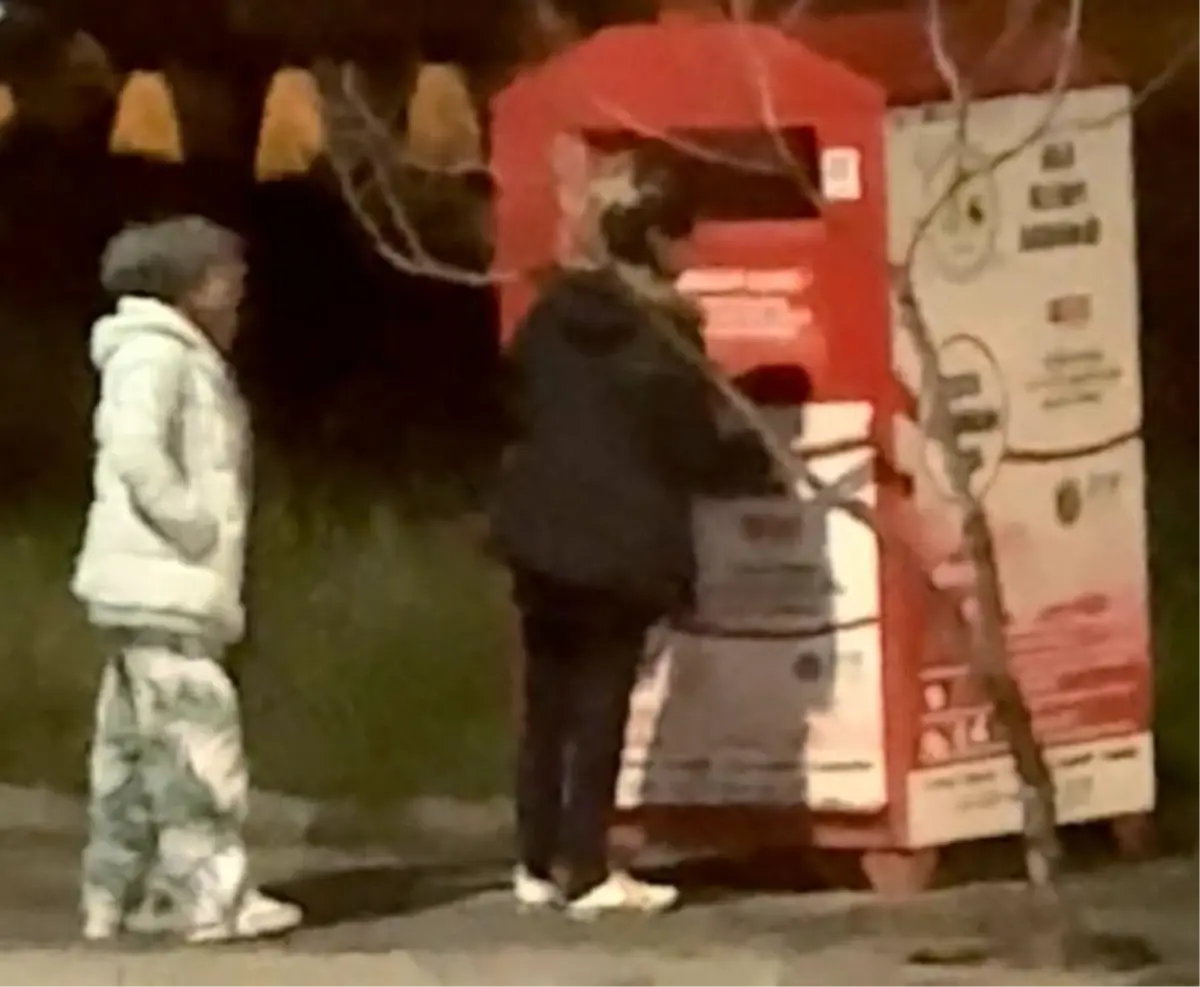 Giysi kumbarasından kıyafet çaldılar