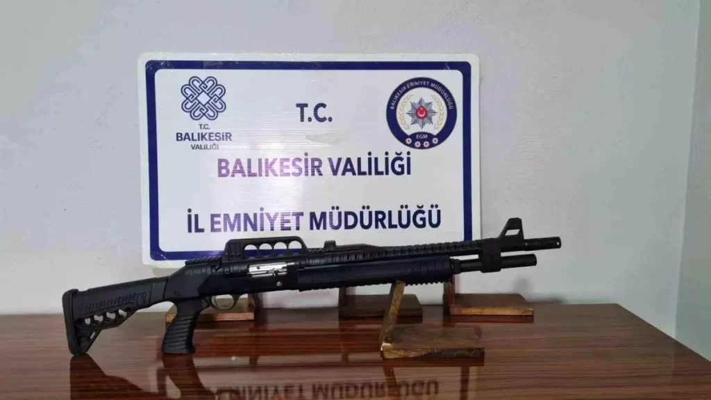 Gönen’de Ruhsatsız Silah ve Çalıntı Motosikletler Ele Geçirildi