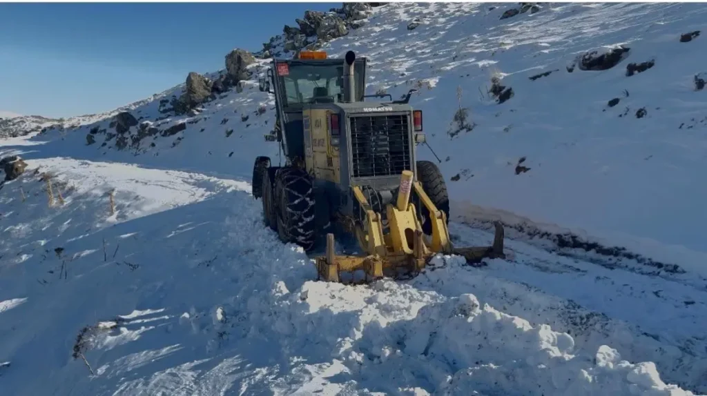 Ağrı’da Greyder Uçurum Kenarında Mahsur Kaldı