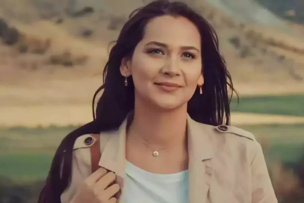 Gülsim Ali siyah mini elbisesiyle göz kamaştırdı! Bakan bir daha baktı