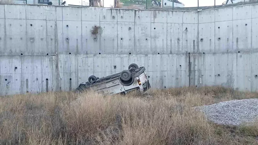 Hafif ticari araç 8 metrelik istinat duvarından sahaya uçtu: 1 ağır yaralı