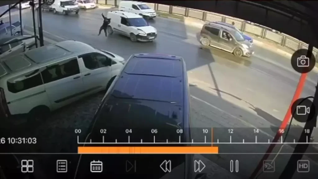 Adana Seyhan’da Hafif Ticari Araç Yaya Üzerine Çarptı: Hayati Tehlike Yok