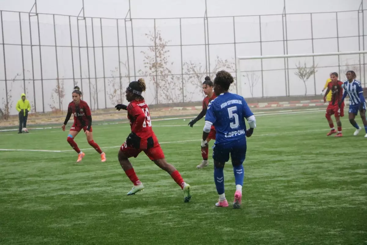 Yüksekova Spor, Hakkarigücü Kadın Futbol Takımını 1-0 Mağlup Etti