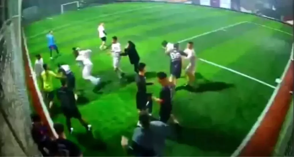 İzmir Buca’da Halı Sahada Şiddetli Futbol Kavgası Kameralarda!