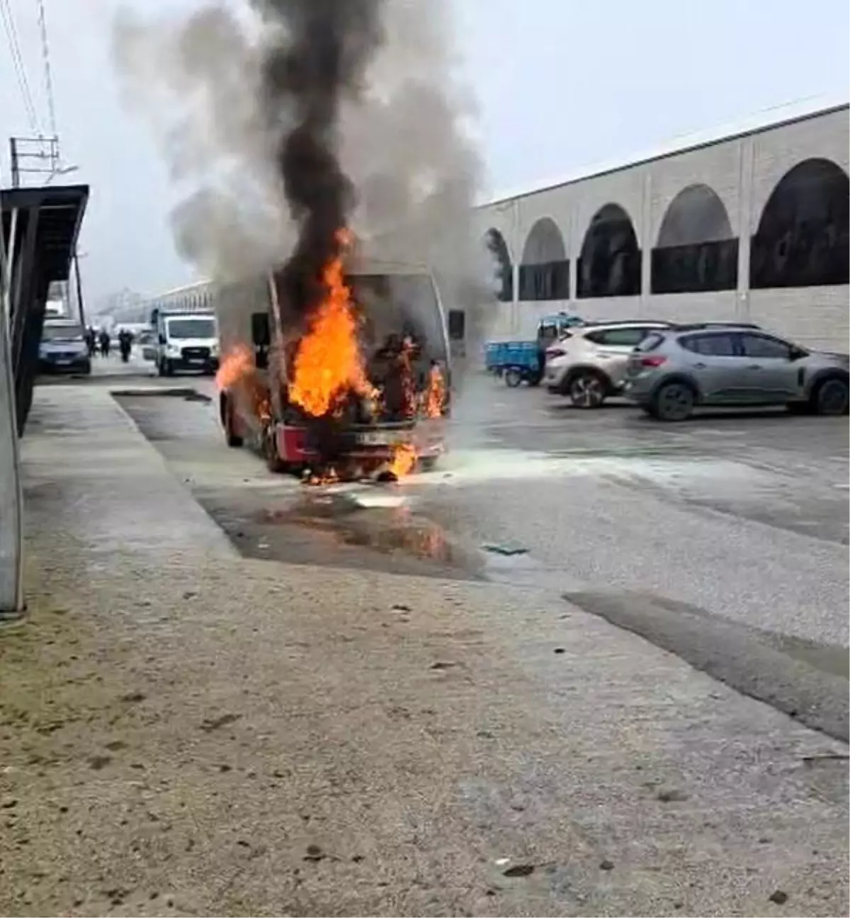 Düzce’de Özel Halk Otobüsü Yangını: İtfaiye Ekipleri Alevleri Söndürdü