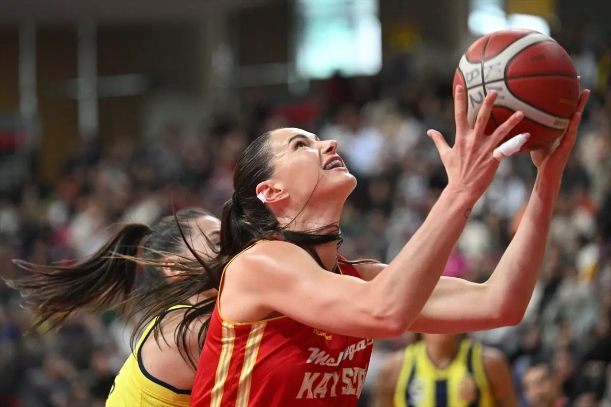 Fenerbahçe Opet, Kayseri’yi Deplasmanda 79-93’le Bozgundu