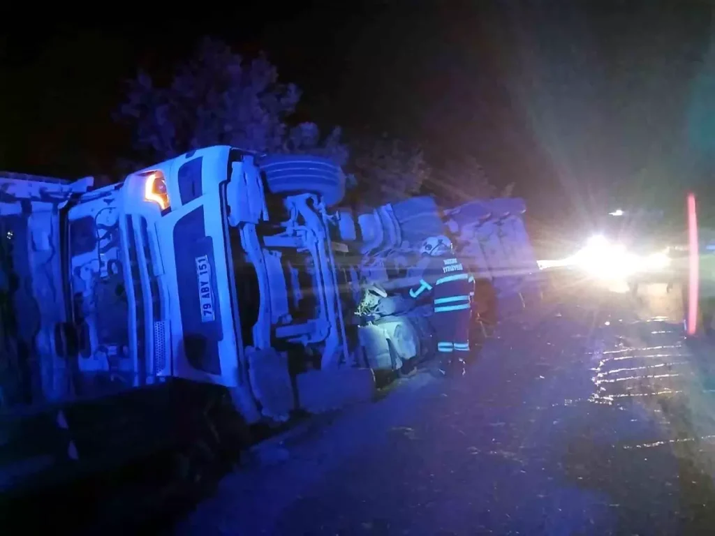 Hatay’da Tır Devrildi: Sürücü Ağır Yaralandı