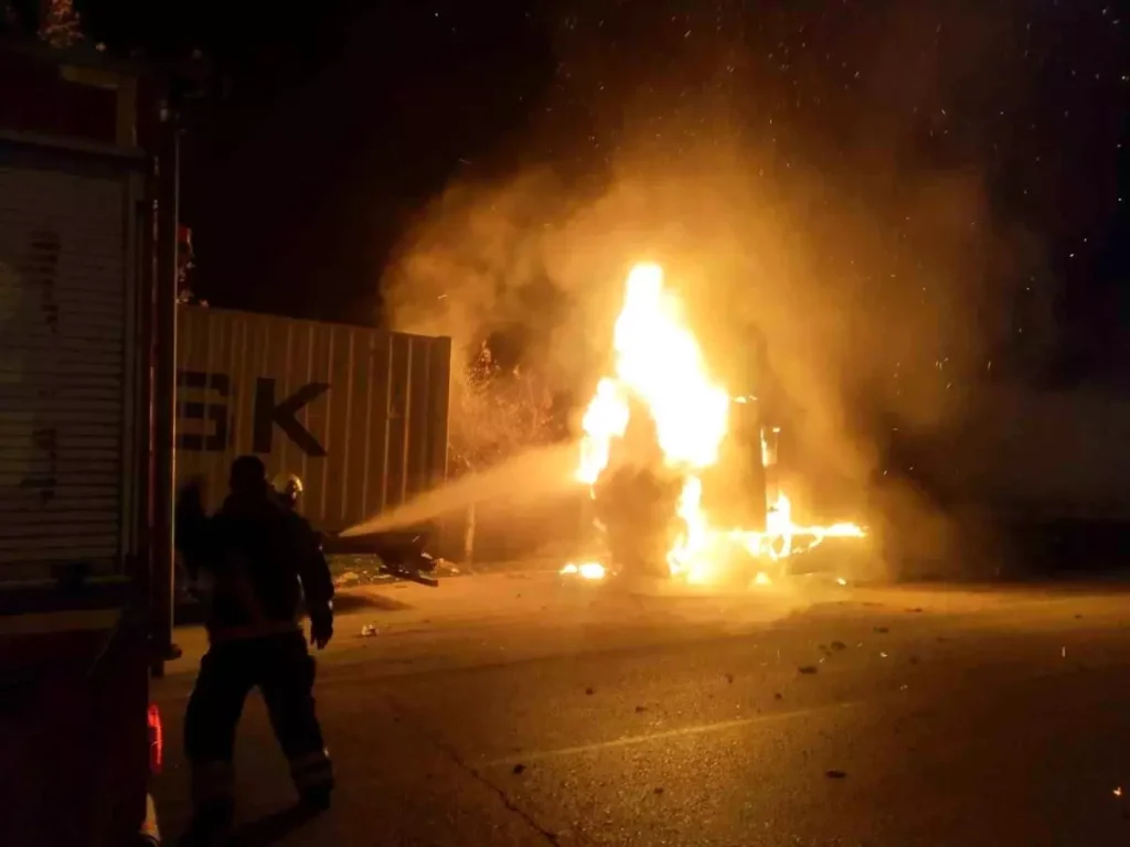 Hatay’da alevlere teslim olan tır kullanılamaz hâle geldi