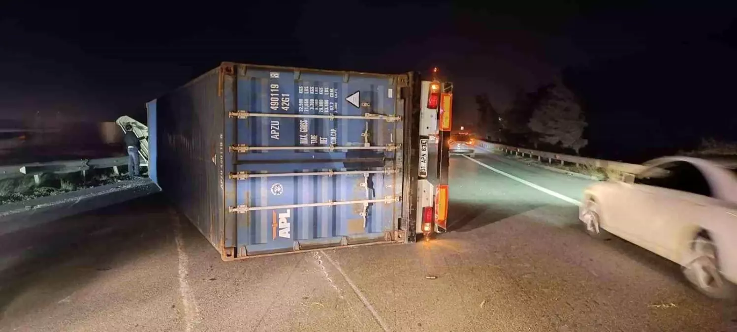 Hatay’da Fırtına Tır Devirdi