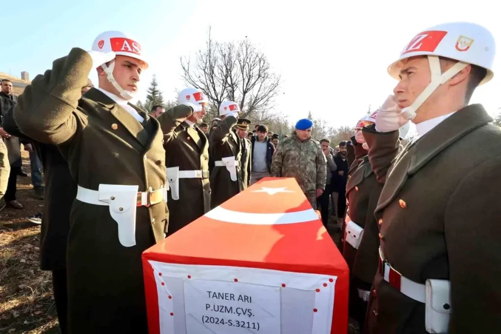 Şehit Uzman Çavuş Taner Arı Bingöl’de Görkemli Bir Törenle Toprağa Verildi