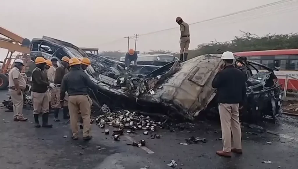 Hindistan’da Karnataka’da Şok Trafik Kazası: 9 Ölü, 21 Yaralı