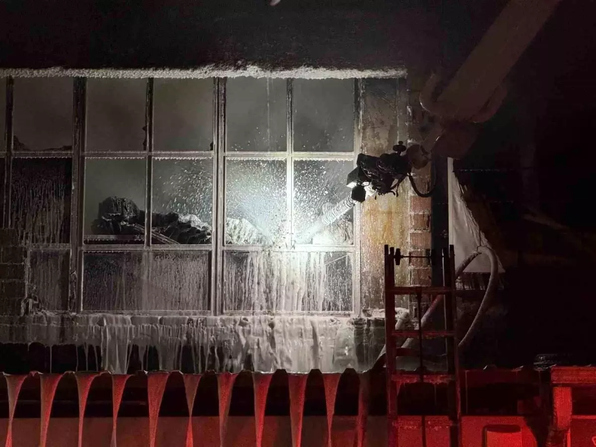 Arifiye’de Hırdavat Dükkanında Büyük Yangın