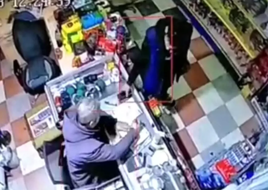 Mersin’de Hırsız Kamera Kayıtlarına Yakalandı: Cep Telefonu Çalan Şüpheli Kısa Sürede Adaletle Buluştu