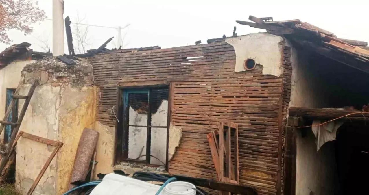 Hisarcık’ta çıkan yangında deprem konutu tamamen kullanılmaz hale geldi