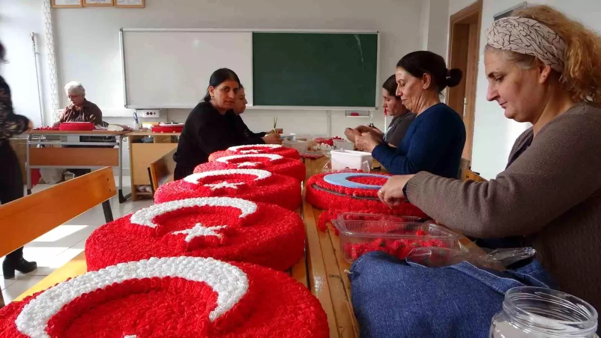 Hozat’ta Kadınlar Yapay Çiçeklerle Türk Bayrağı Üretiyor