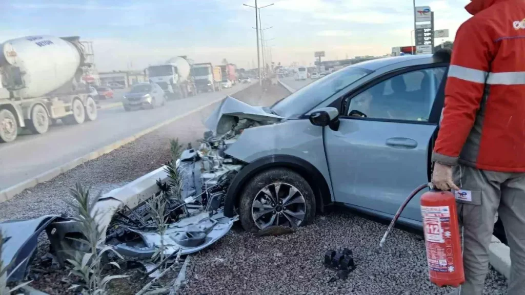 Otomobil aydınlatma direğine çarptı, sürücü yaralı kurtuldu