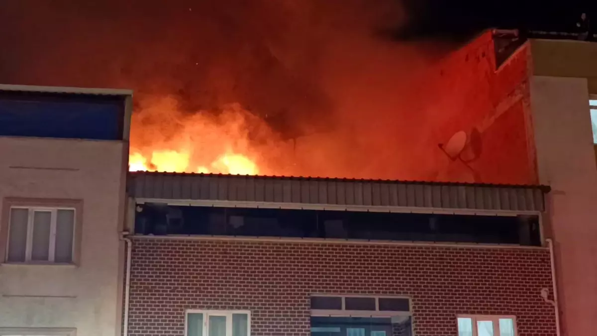 İnegöl’de Çatı Yangını Korkuttu