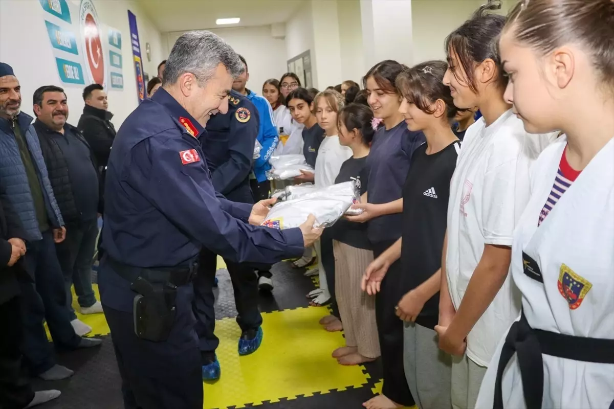 Jandarma Komutanı, Talas ERVA Spor Okulunda Öğrencilere Tekvando Elbiseleri Dağıttı