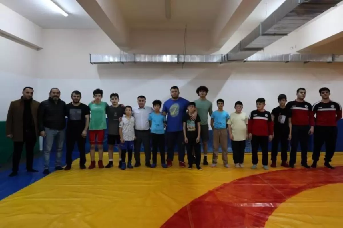 Ramazan Demir Güreşçilerle Mindere Çıktı