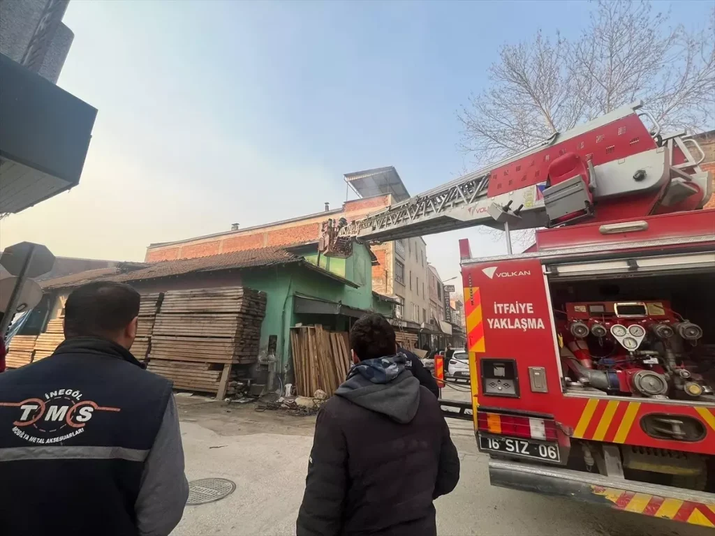 İnegöl’de Mobilya İmalathanesinde Yangın