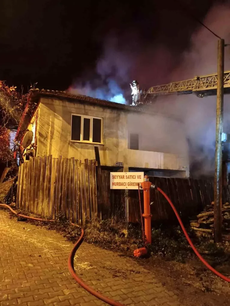 İnegöl’ü Sarsan Samanlık Yangını Evleri Ateşe Verdi