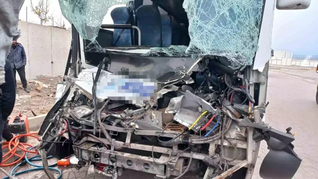 Kayseri İncesu’da İşçi Servisi Tıra Arkadan Çarptı: Çok Sayıda Yaralı