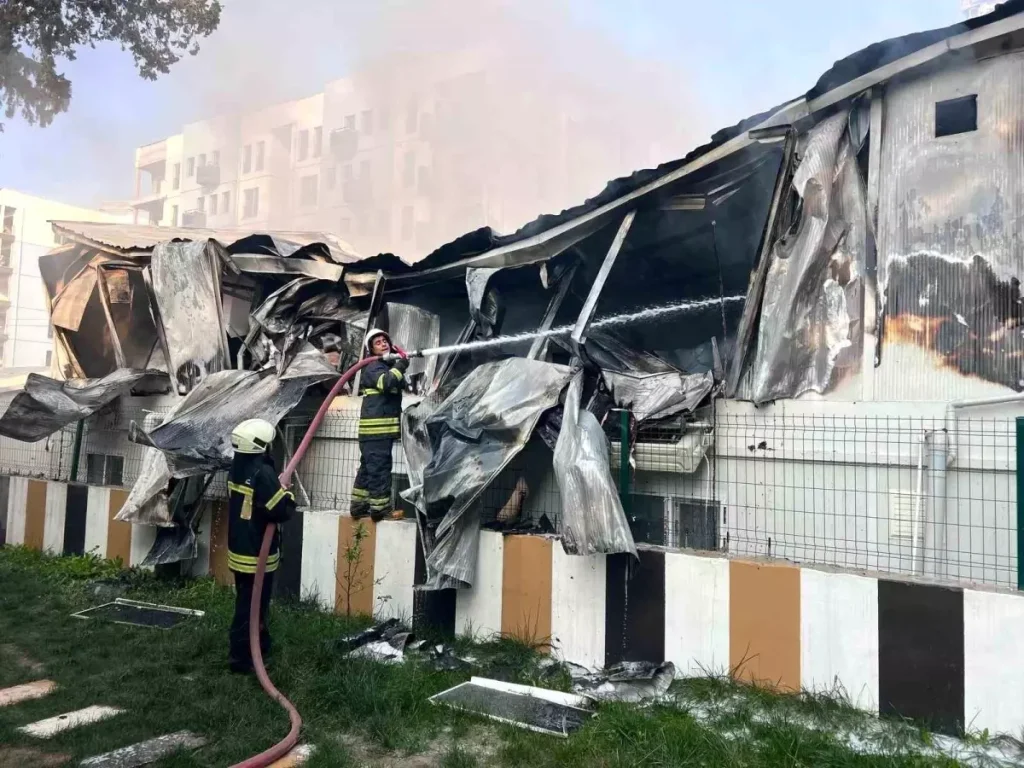 İşçilerin kaldığı konteyner yatakhane alevlere teslim oldu