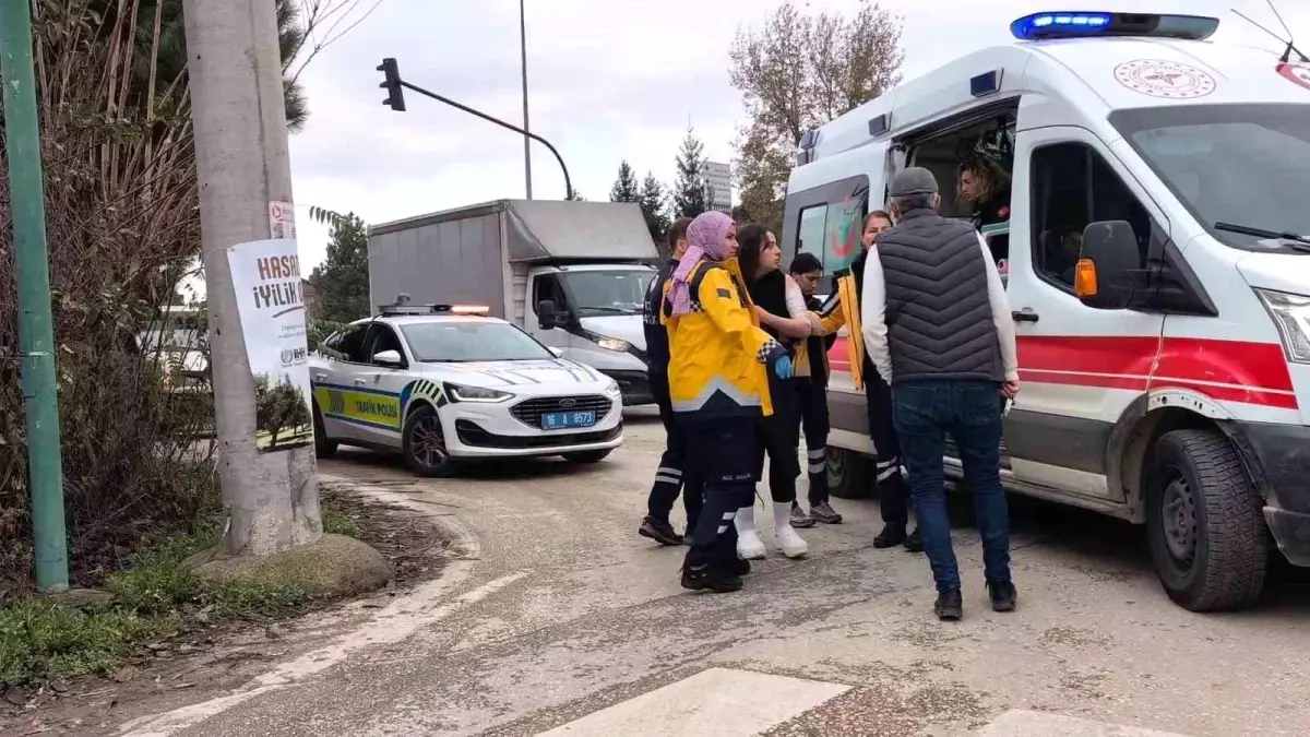 İnegöl’de Kırmızı Işık İhlali Nedeniyle Çarpışan Otomobil ve Cip’te 2 Yaralı