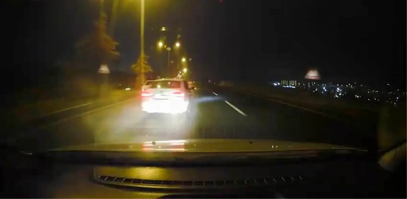 Elazığ’da Yağışlı Yolda Tehlikeli Makas Atma Olayı Kamerada Görüldü