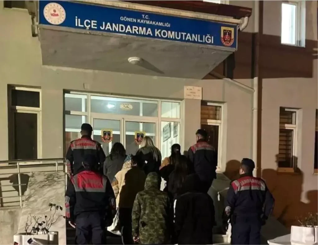 Isparta’da Göçmen Kaçakçılığına Büyük Operasyon: 1 Kaçakçı ve 5 Yabancı Gözaltında!