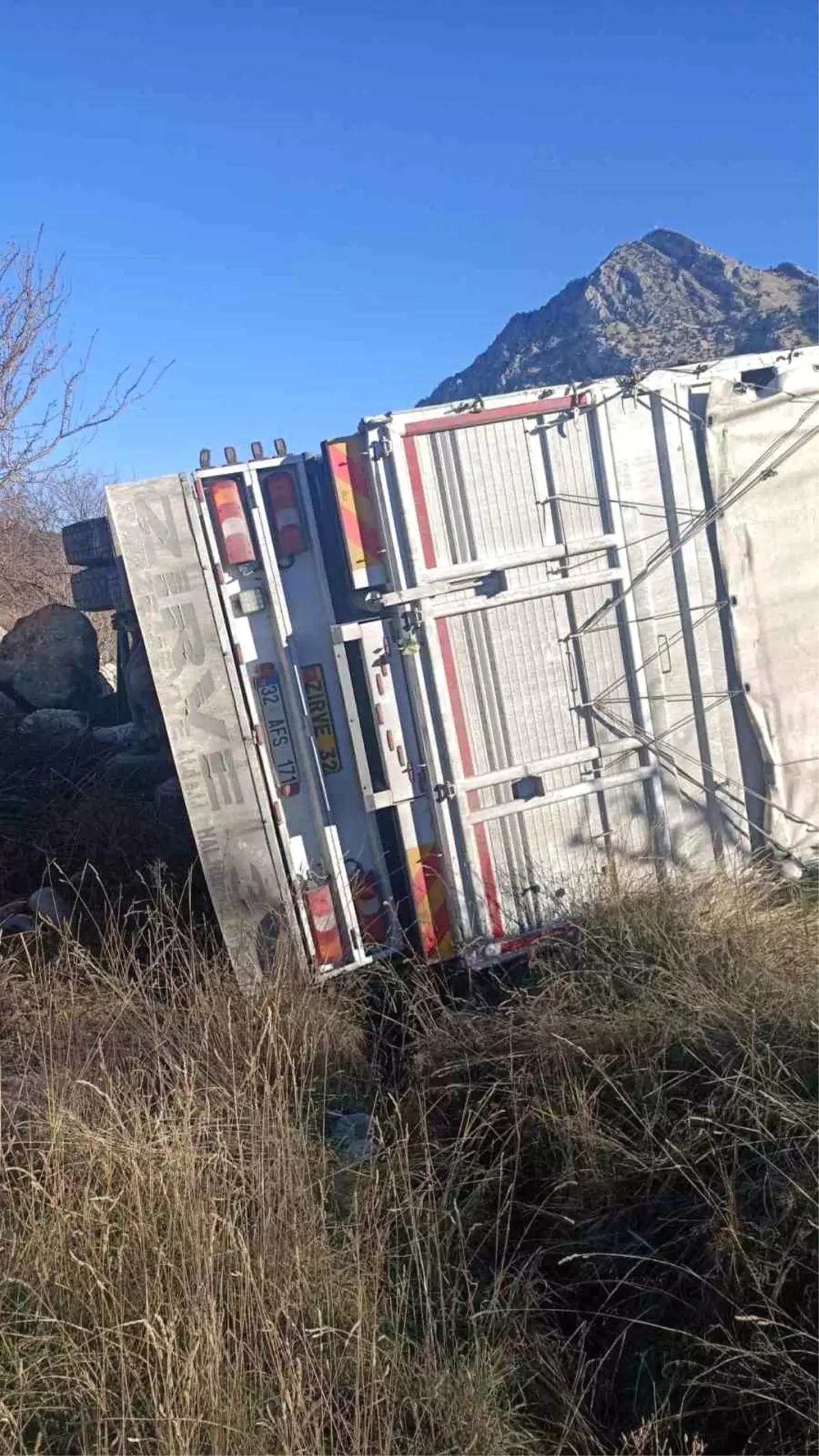 Isparta’da Kamyon Kaza Yaptı: Sürücü Yaralı