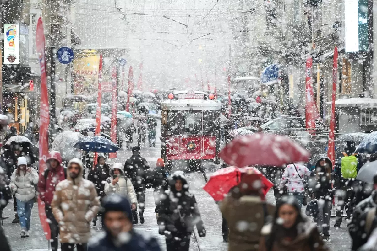 İstanbul’a Kar Yağışı Geliyor! AKOM Merak Edilen Tarihi Verdi