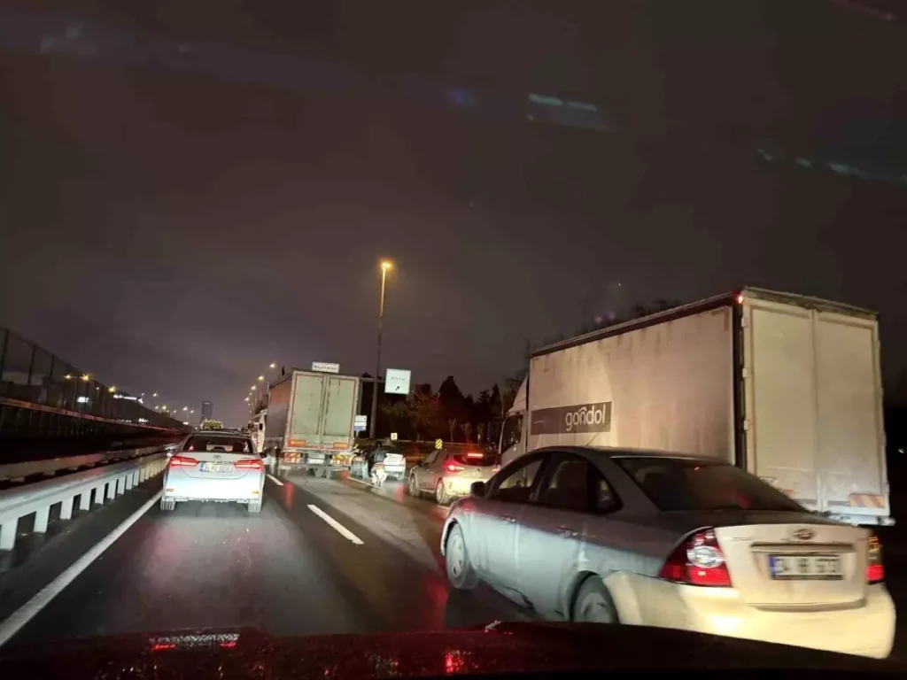 İstanbul’da Trafik Yoğunluğu %90’a Ulaştı, Ağır Vasıtalar Şaşırtıcı Bir Şekilde Sürücüleri Zor Duruma Soktu