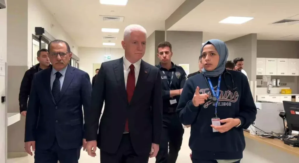 Vali Gül, Esenyurt’taki Kaza Sonrası Yaralıları Ziyaret Etti